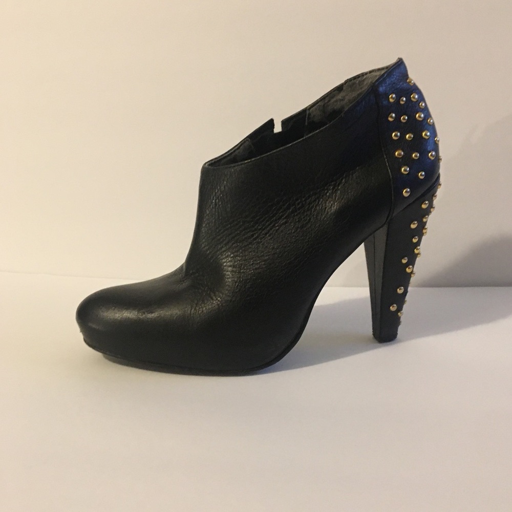 🖤STEVE MADDEN STUDDED BOOTIES🖤